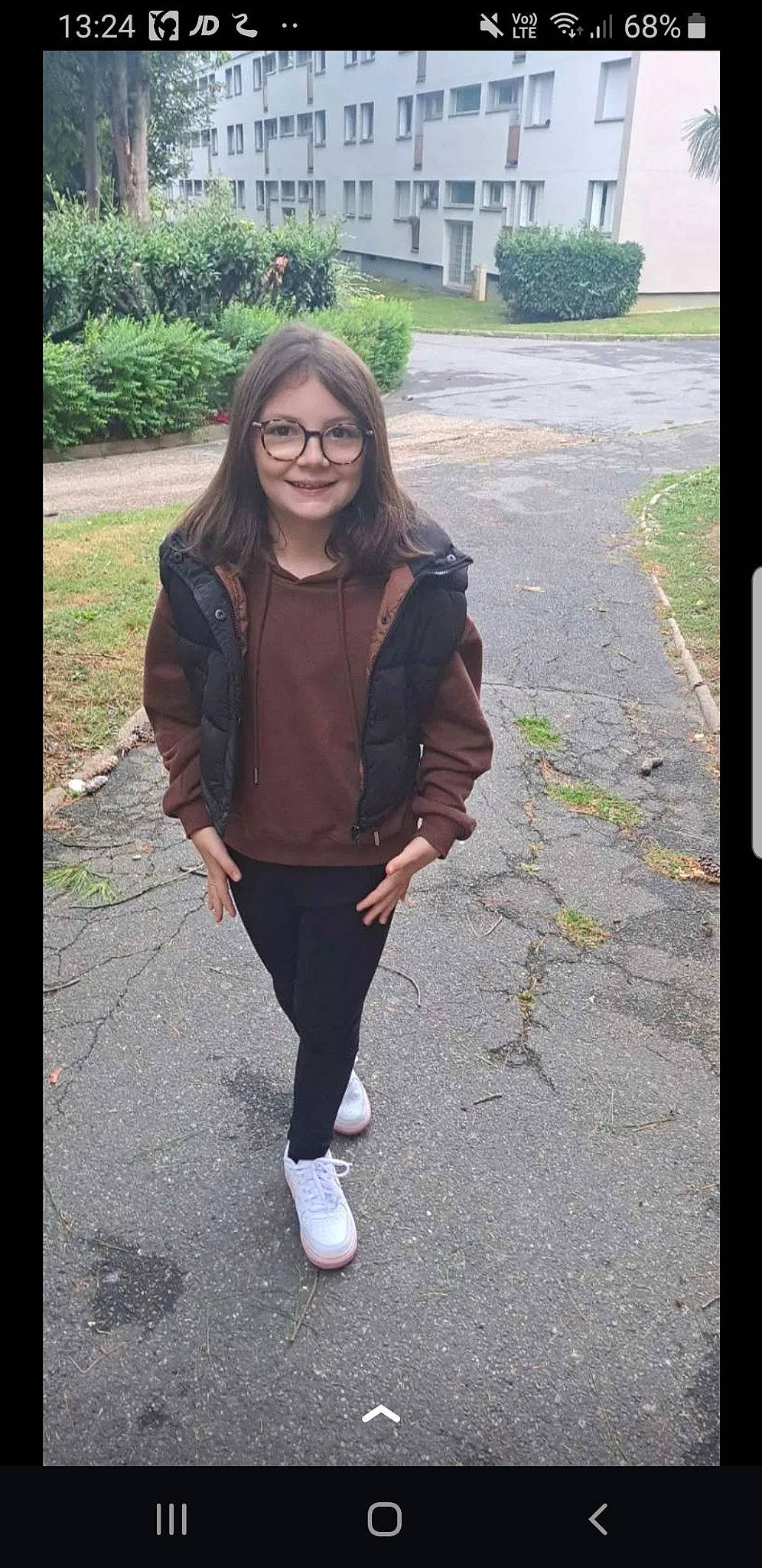 Lyna participe au concours pour gagner de l'argent avec cette photo : asphalt, blazer, blond, denim, electric_blue, eyewear, glasses, grass, hair, human_leg, joy, knee, leather_jacket, long_hair, magenta, pattern, person, plant, sleeve, sportswear