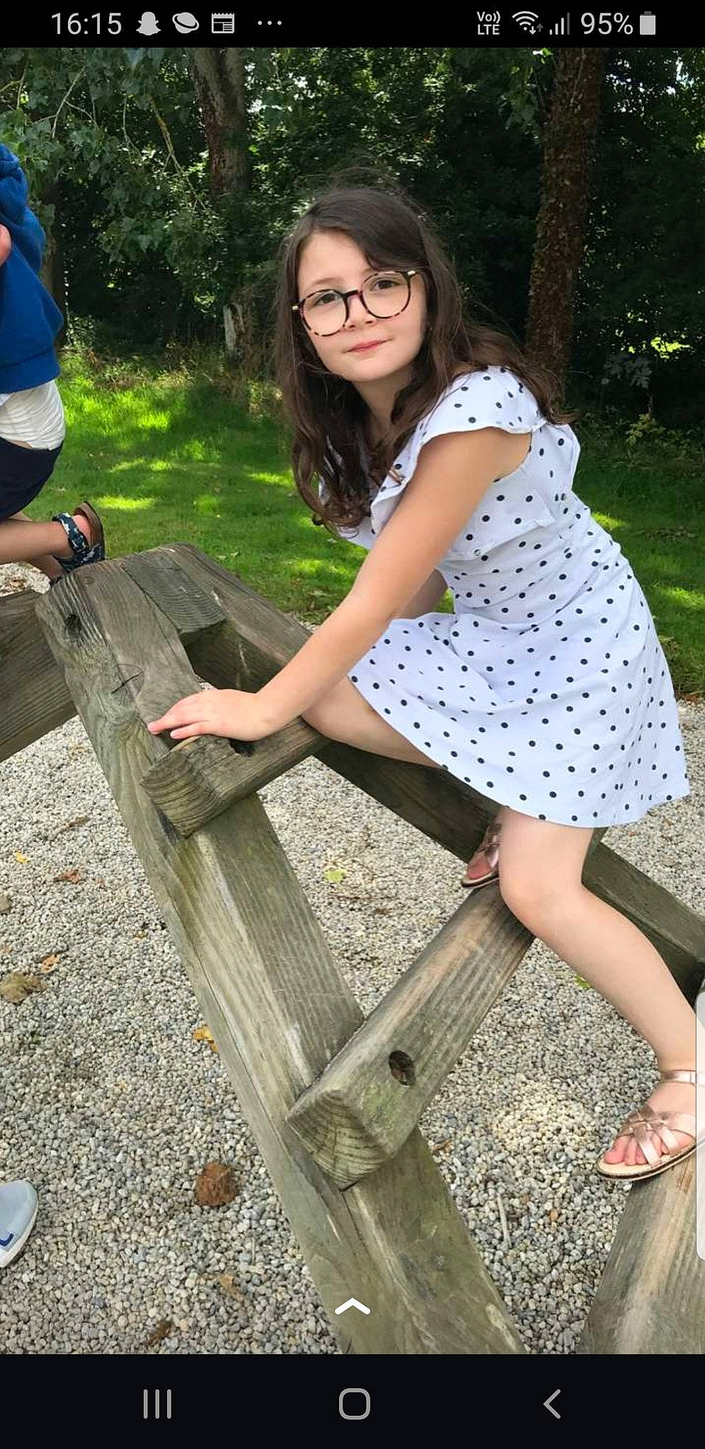 Lyna a rejoint le concours — aidez-le/la à gagner de superbes lots ! beauty, day_dress, eyewear, flash_photography, grass, green, human_leg, joint, knee, leg, leisure, people_in_nature, person, plant, sandal, shoe, shorts, sneakers, thigh, waist