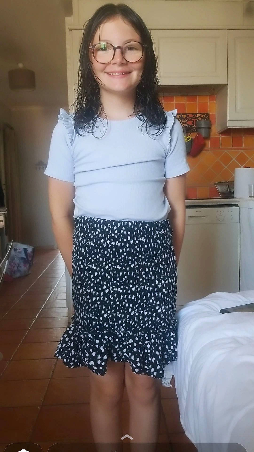 Lyna a rejoint le concours — aidez-le/la à gagner de superbes lots ! abdomen, day_dress, denim, electric_blue, fashion_design, glasses, human_body, human_leg, joy, knee, leg, long_hair, neck, pattern, person, plaid, sleeve, smile, t_shirt, thigh