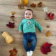 Louis participe au concours pour gagner de l'argent avec cette photo : autumn_leaves, baby, child, clothing, cute, face, fall, floor, indoor, infant, jeans, milestone_marker, person, portrait, pumpkin, seasonal, smiling, socks, walnuts, wooden_floor