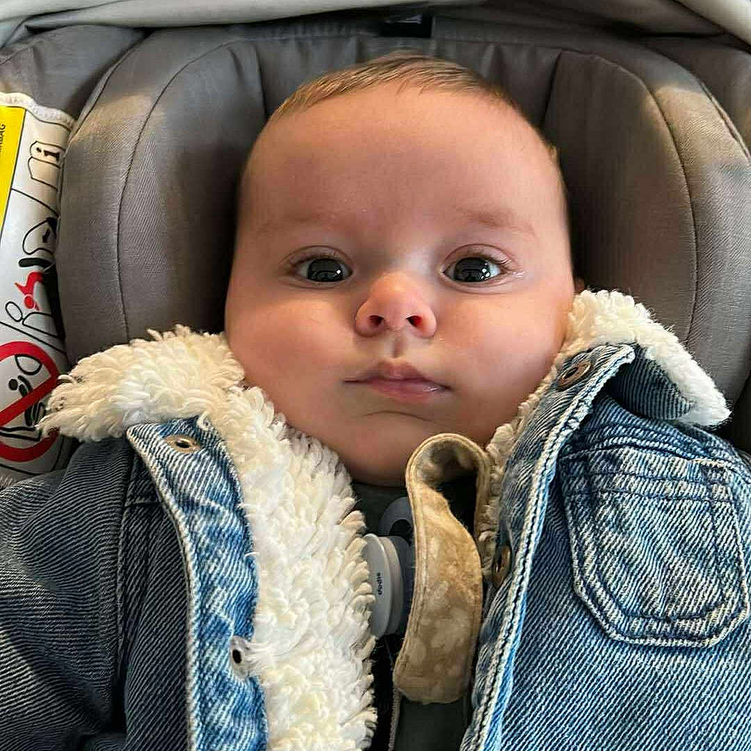 Louis a rejoint le concours — aidez-le/la à gagner de superbes lots ! baby, car_seat, casual, child, clothing, comfort, cute, denim_jacket, expression, eyes, face, fur_lining, head, indoor, infant, pacifier, portrait, seated, warm_clothes, young_child