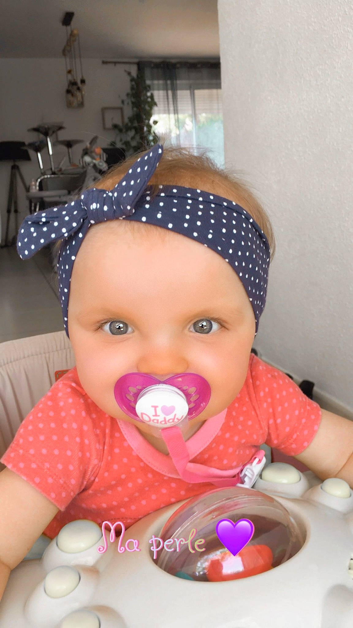 Lilia a rejoint le concours — aidez-le/la à gagner de superbes lots ! baby, cheek, child, face, forehead, head, headgear, headwear, mouth, nose, person, play, skin, toddler