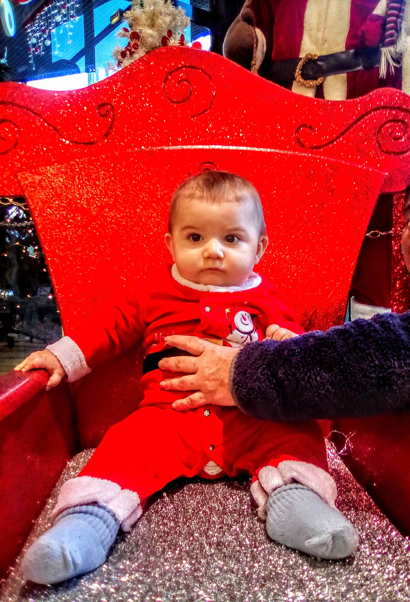 Julliano a rejoint le concours — aidez-le/la à gagner de superbes lots ! child, christmas, fun, girl, happiness, holiday, infant, person, product, red, smile, toddler, tradition