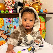 Aileon a rejoint le concours — aidez-le/la à gagner de superbes lots ! baby, child, toddler, highchair, stuffed_animal, plush_toy, toy, hooded_jacket, fur_coat, smile, big_eyes, playful, indoor, colorful, feeding_chair, portrait, face, hand, rattle, panda_stuffed