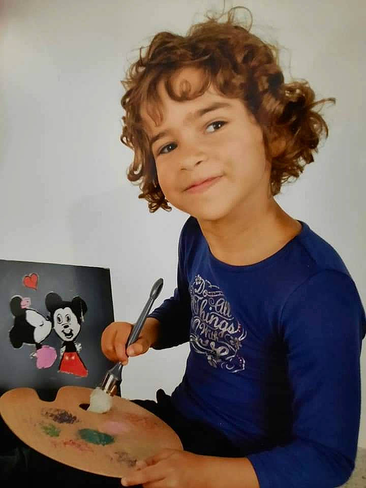 Kenza participe au concours pour gagner de l'argent avec cette photo : art, artist, comfort_food, cooking, dishware, fun, happy, joy, pattern, person, plate, platter, play, recreation, room, sitting, surfer_hair, t_shirt, table, tableware