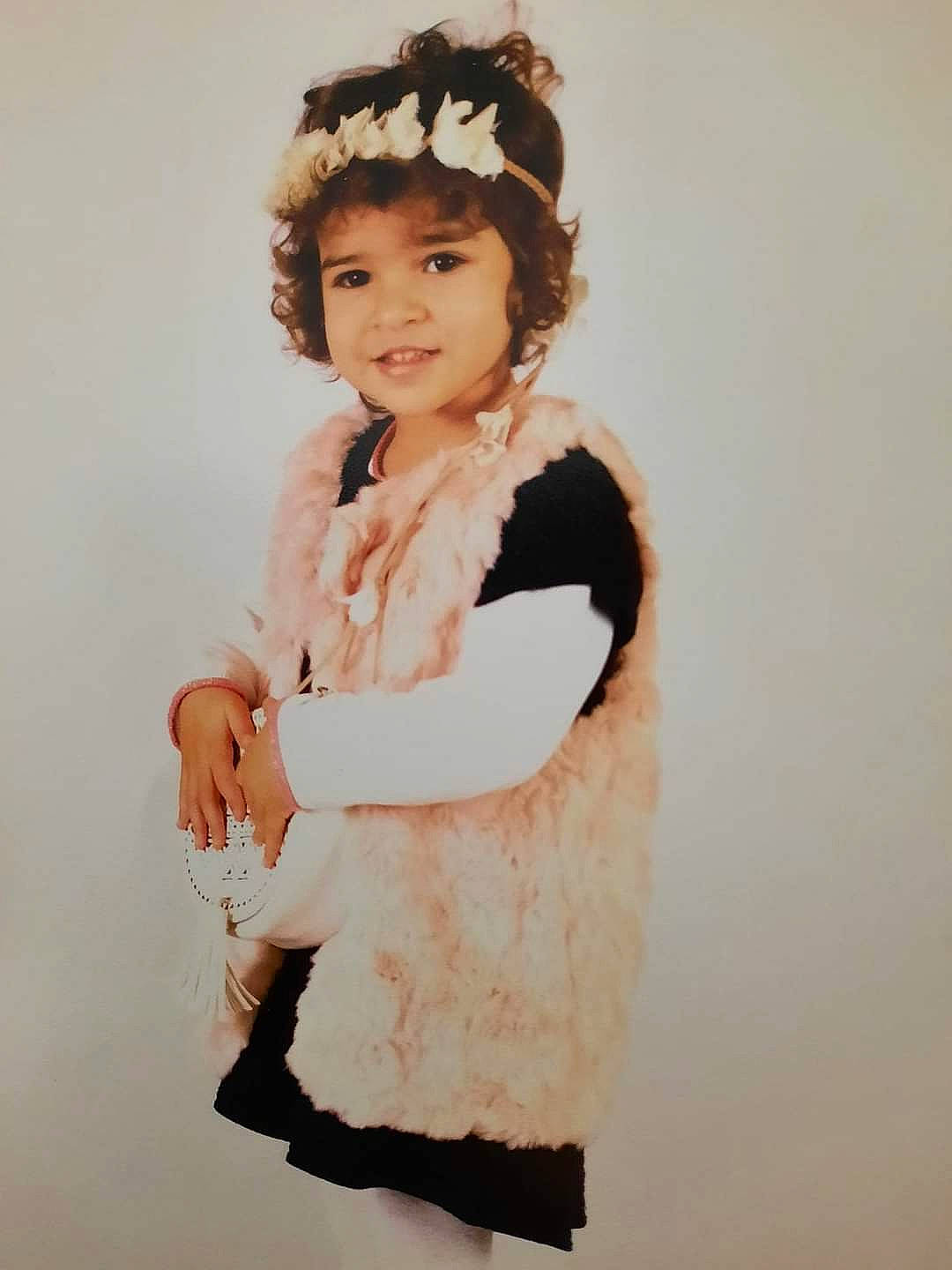 Kenza a rejoint le concours — aidez-le/la à gagner de superbes lots ! animal_product, baby_toddler_clothing, costume, day_dress, embellishment, fashion_accessory, fashion_design, fur, fur_clothing, happy, headband, headpiece, headwear, joy, outerwear, pattern, peach, person, portrait_photography, sleeve