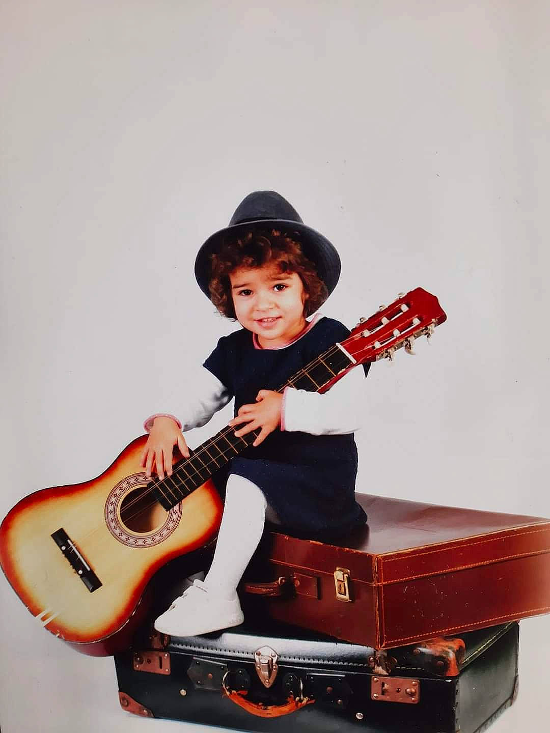 Kenza participe au concours pour gagner de l'argent avec cette photo : electric_guitar, electronic_instrument, electronic_musical_instrument, fedora, guitar, guitar_accessory, guitarist, hat, joy, music, musical_instrument, musical_instrument_accessory, musician, person, plucked_string_instruments, smile, string_instrument, string_instrument_accessory, sun_hat, toy