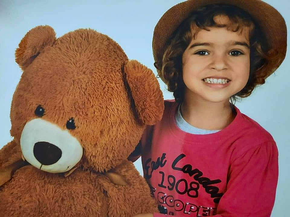 Kenza a rejoint le concours — aidez-le/la à gagner de superbes lots ! cowboy_hat, fedora, fun, happy, hat, human_body, joy, mammal, nose, organ, people_in_nature, person, plush, skin, smile, stuffed_toy, sun_hat, teddy_bear, toddler, toy