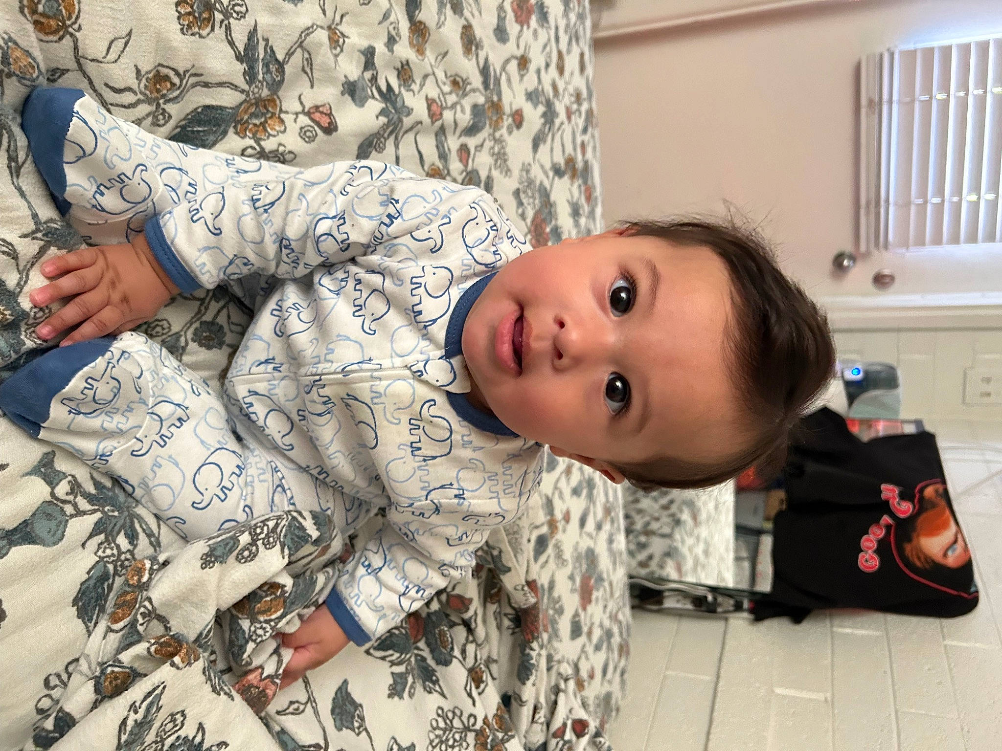 Fernando is registered to the contest to win money with this photo: baby, chair, child, face, flooring, fun, happy, house, human_body, linens, military_camouflage, military_uniform, pattern, person, room, sitting, sleeve, t_shirt, toddler, tree