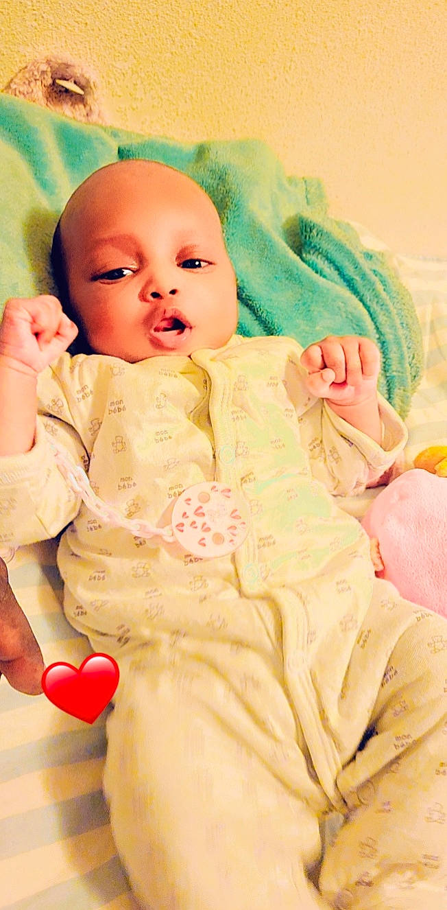 Fatou participe au concours pour gagner de l'argent avec cette photo : baby, baby_sleeping, baby_toddler_clothing, cheek, child, comfort, dress, eye, face, head, human_body, linens, lip, nose, orange, person, pink, skin, sleeve, textile