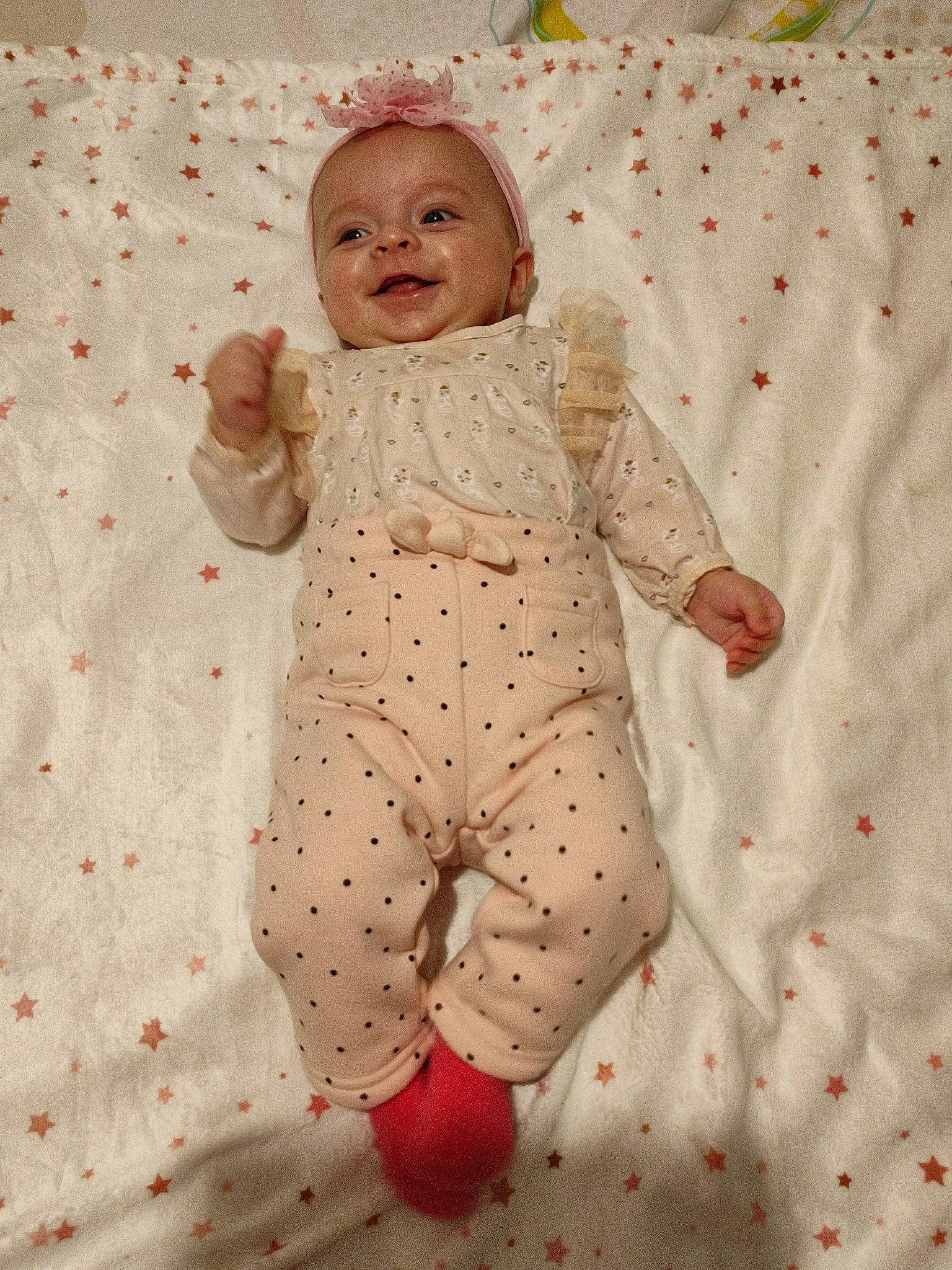 Charline participe au concours pour gagner de l'argent avec cette photo : arm, baby, baby_products, baby_sleeping, baby_toddler_clothing, bedding, child, comfort, eye, face, happy, linens, pattern, person, pink, product, skin, sleeve, smile, toddler