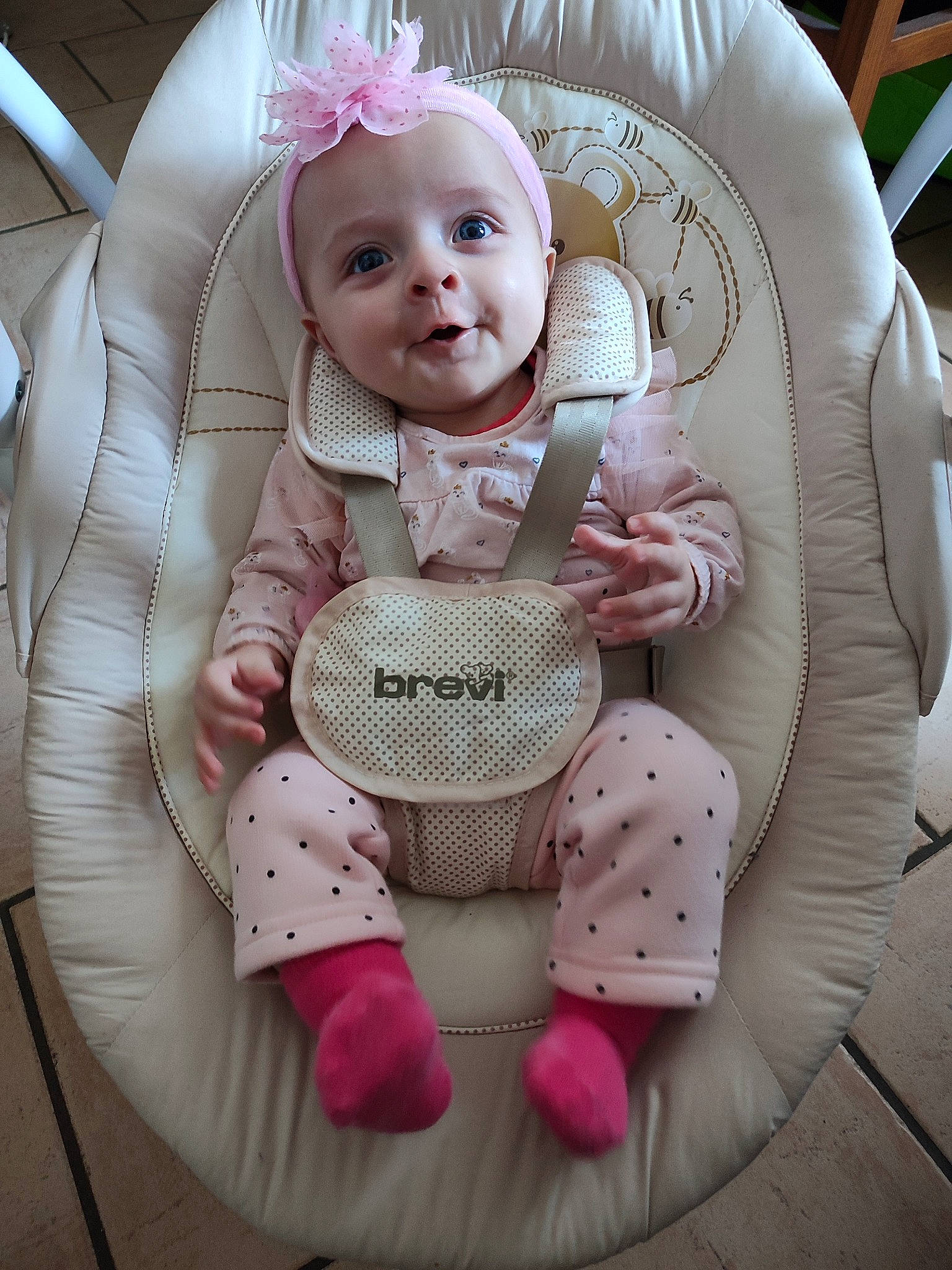 Charline participe au concours pour gagner de l'argent avec cette photo : baby, baby_carriage, baby_products, baby_sleeping, baby_toddler_clothing, basket, chair, child, comfort, headgear, pattern, person, pink, product, serveware, sitting, skin, textile, toddler, toy