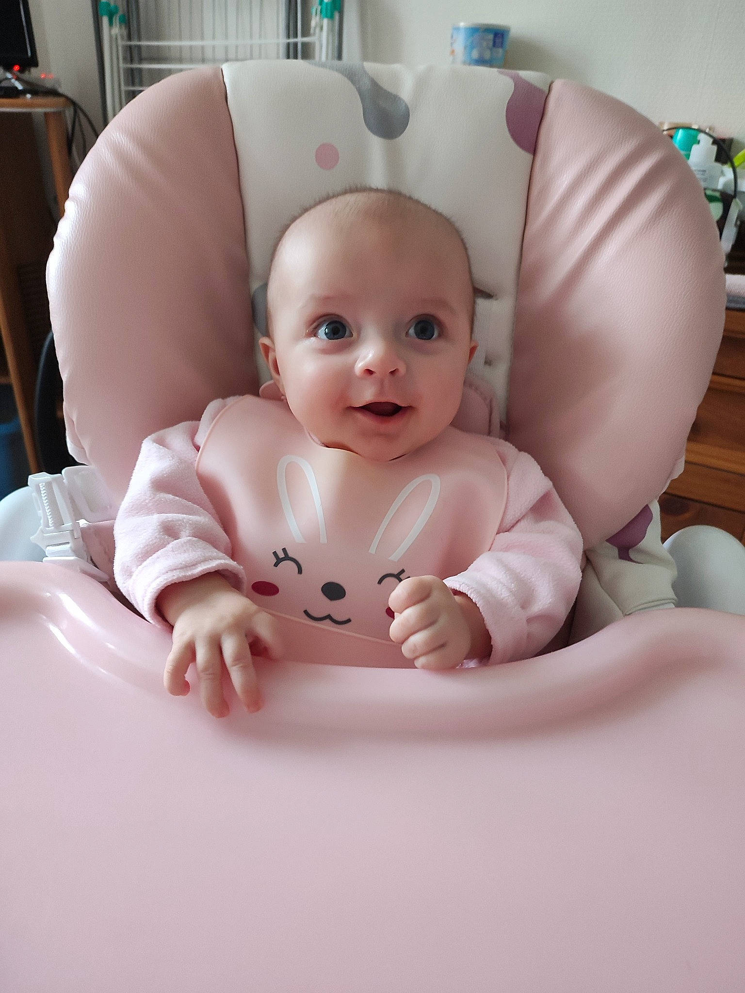 Charline participe au concours pour gagner de l'argent avec cette photo : baby, baby_products, baby_toddler_clothing, cheek, child, comfort, eye, eyebrow, finger, flooring, fun, happy, iris, mouth, person, pink, sitting, skin, smile, stomach