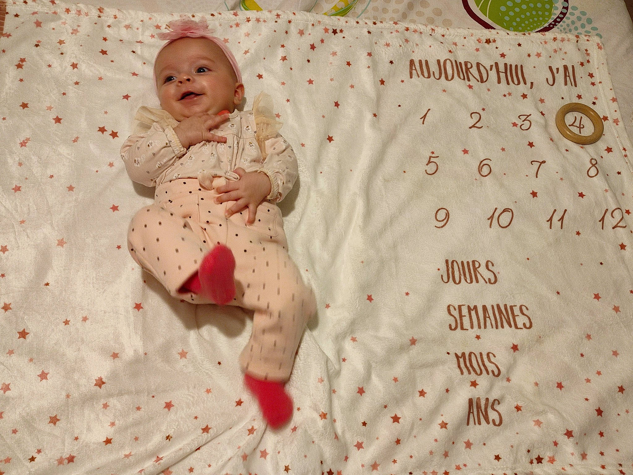 Charline a rejoint le concours — aidez-le/la à gagner de superbes lots ! art, baby, baby_toddler_clothing, child, comfort, font, happy, illustration, linens, paper_product, pattern, people_in_nature, person, petal, portrait_photography, sleeve, smile, toddler