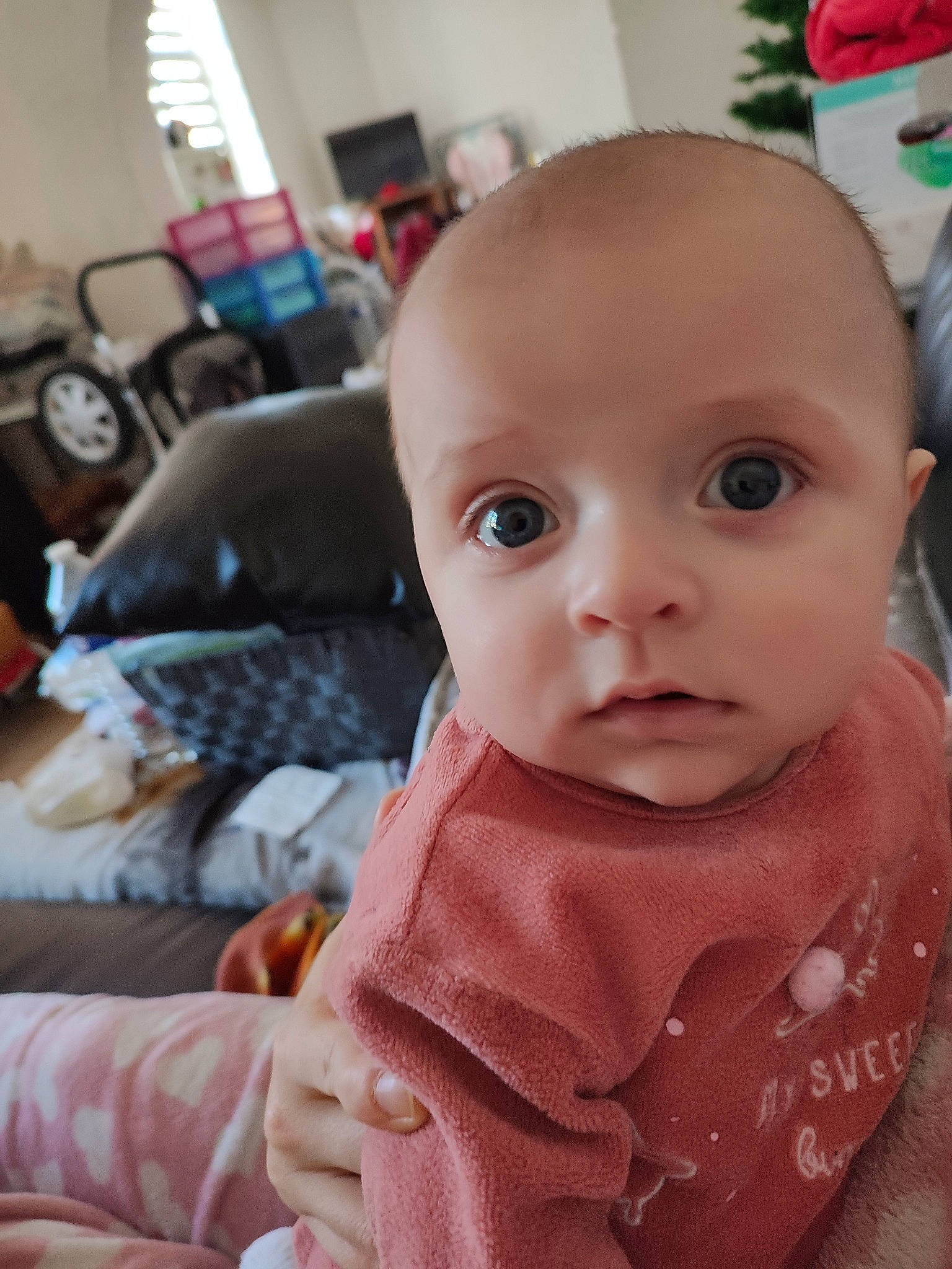 Charline a rejoint le concours — aidez-le/la à gagner de superbes lots ! baby, baby_toddler_clothing, cheek, child, chin, collar, comfort, ear, eyelash, fun, hairstyle, iris, lip, nose, person, room, sitting, sleeve, toddler, vacation