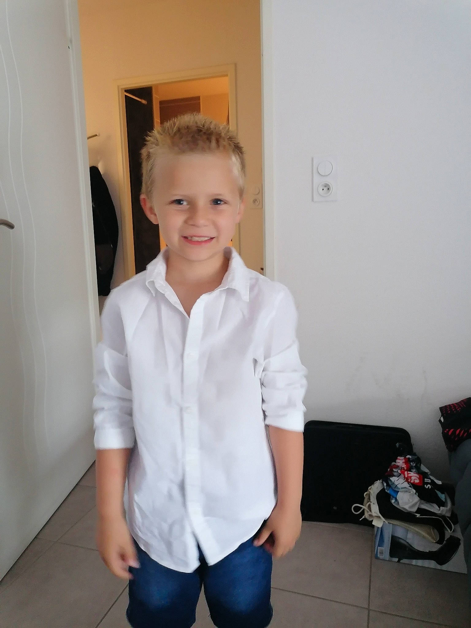 Enzo a rejoint le concours — aidez-le/la à gagner de superbes lots ! blazer, collar, door, dress_shirt, eye, flooring, formal_wear, head, joy, knee, luggage_and_bags, neck, person, shoulder, sleeve, smile, standing, t_shirt, textile, trunk