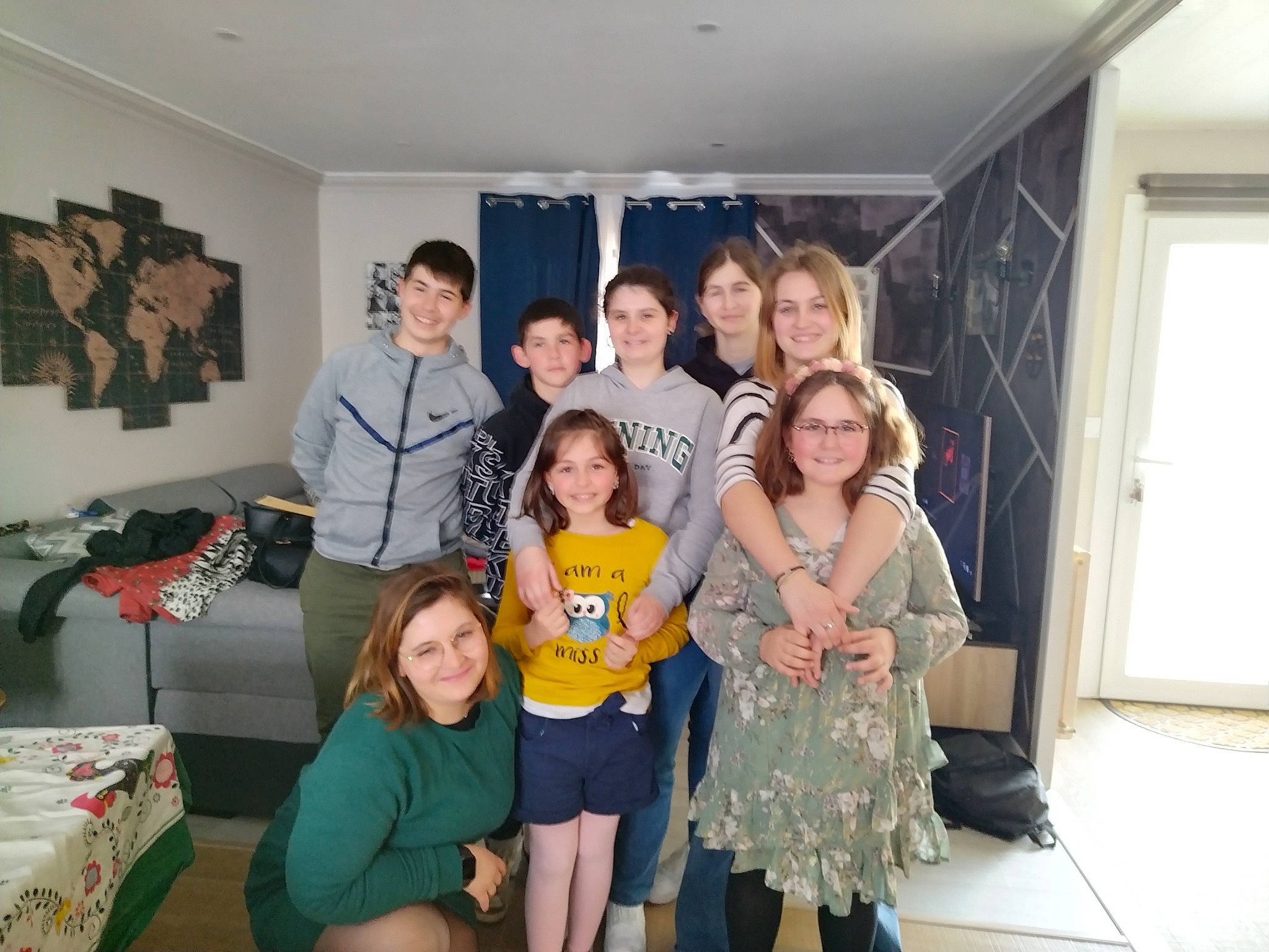 Kelly participe au concours pour gagner de l'argent avec cette photo : bag, comfort, couch, curtain, event, fun, handbag, happy, interior_design, joy, lap, leisure, living_room, luggage_and_bags, person, room, shorts, smile, t_shirt, team