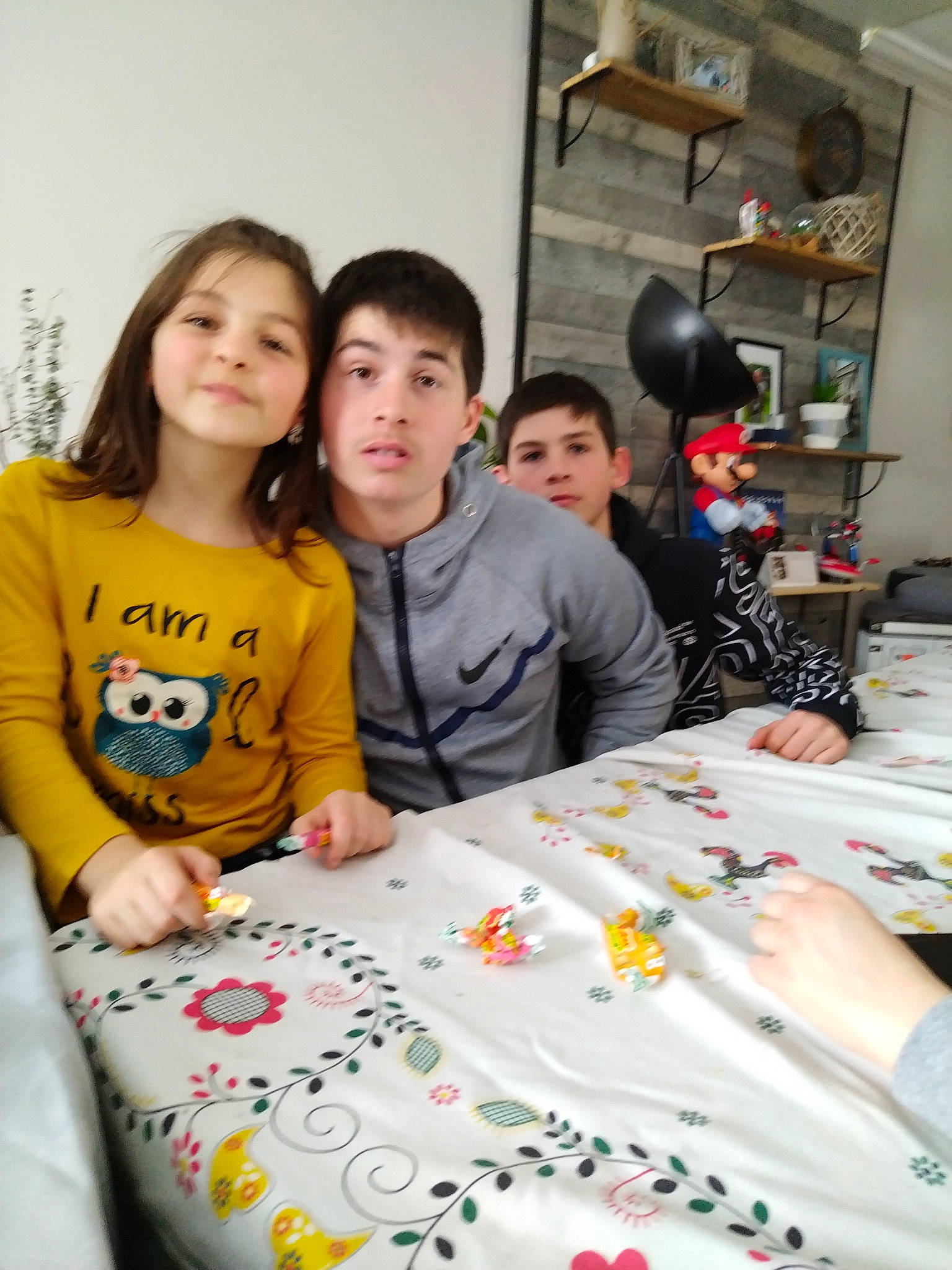 Kelly participe au concours pour gagner de l'argent avec cette photo : chair, child, event, fashion_design, fun, happy, job, joy, leisure, linens, mechanical_fan, party, person, recreation, smile, social_group, t_shirt, table, tablecloth, team