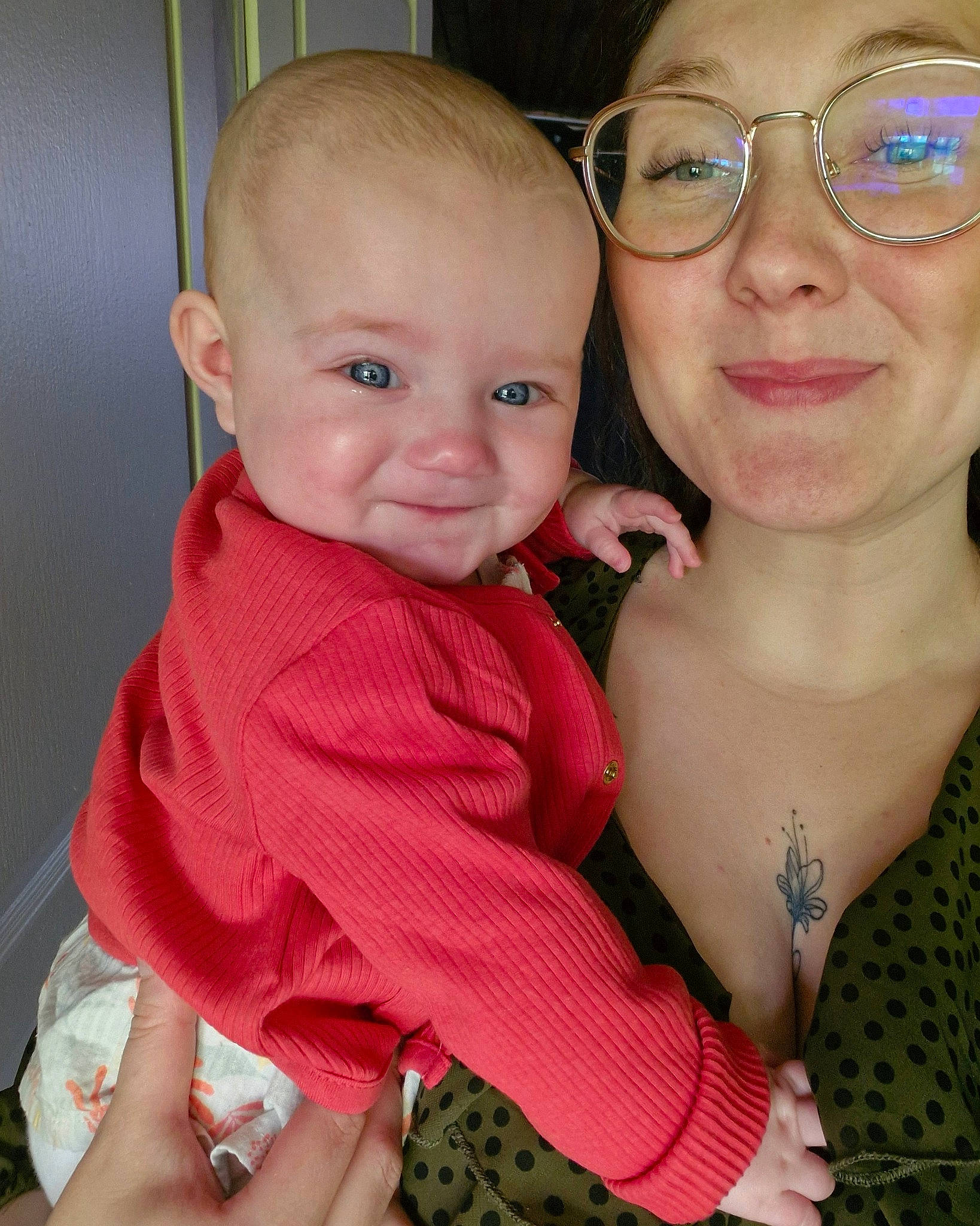 Nina a rejoint le concours — aidez-le/la à gagner de superbes lots ! baby_toddler_clothing, cheek, chin, face, facial_expression, finger, glasses, goggles, happy, iris, lip, mouth, neck, nose, person, pink, skin, sleeve, smile, toddler