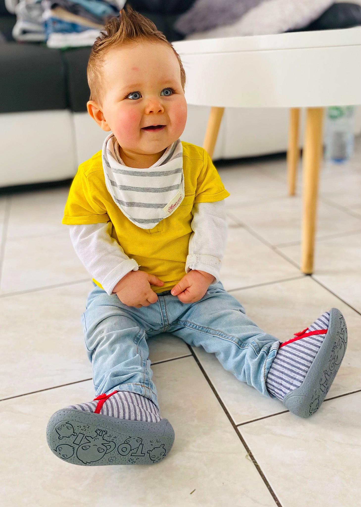 Gabin a rejoint le concours — aidez-le/la à gagner de superbes lots ! baby, baby_toddler_clothing, child, eye, face, floor, flooring, footwear, hair, happy, head, person, photograph, skin, sleeve, smile, sneakers, street_fashion, toddler, white