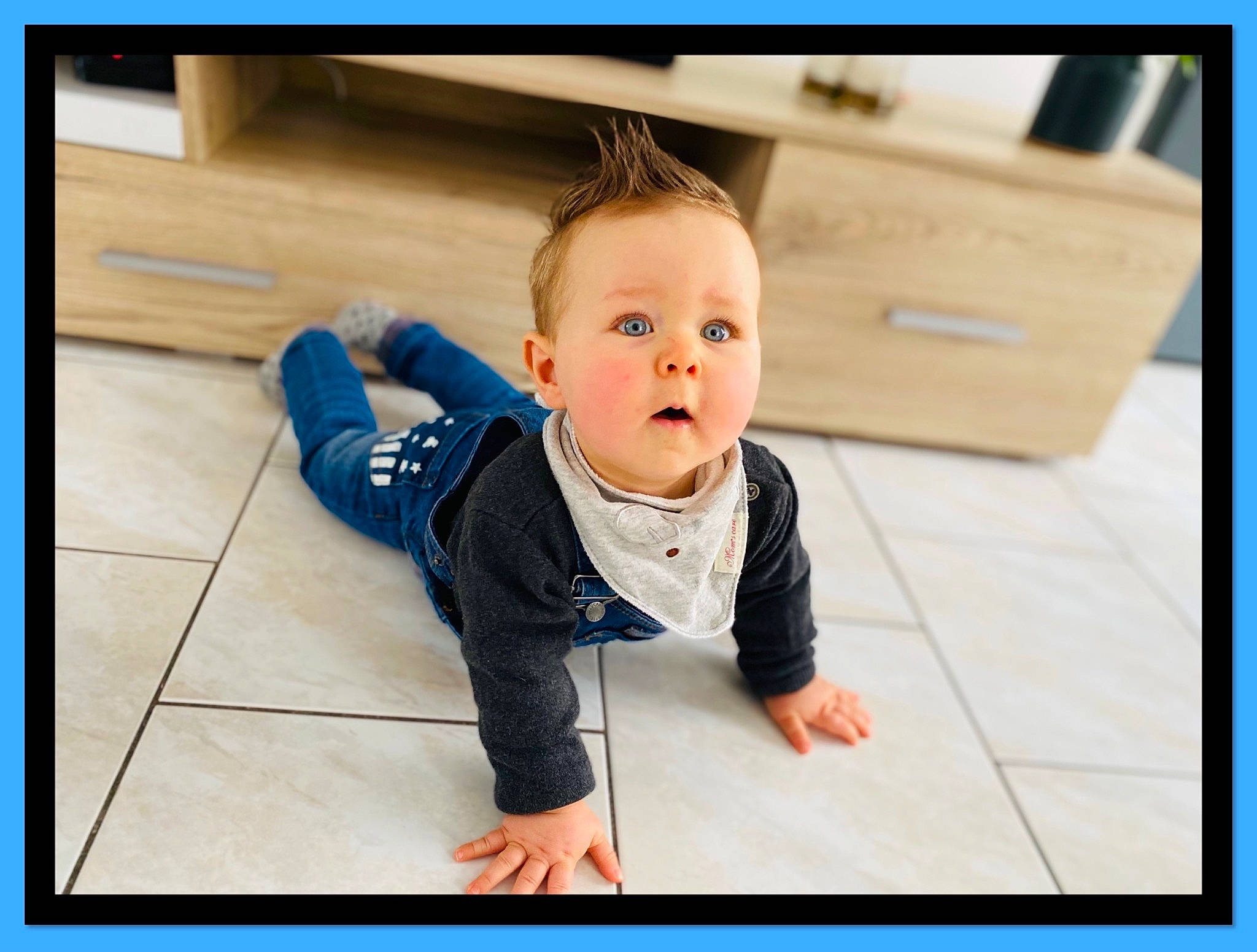 Gabin a rejoint le concours — aidez-le/la à gagner de superbes lots ! baby, baby_toddler_clothing, child, crawling, electric_blue, electronic_device, flash_photography, floor, flooring, happy, hardwood, jacket, outerwear, person, rectangle, sleeve, stock_photography, surprise, t_shirt, technology