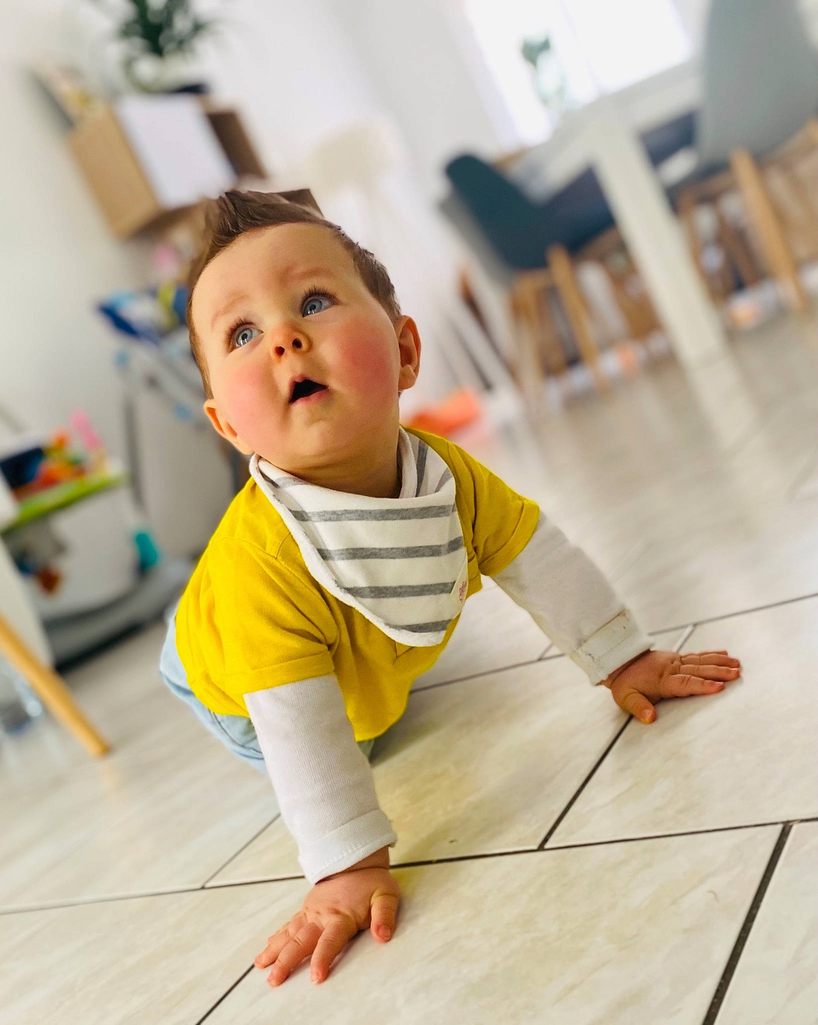 Gabin participe au concours pour gagner de l'argent avec cette photo : baby, baby_toddler_clothing, chair, child, comfort, crawling, floor, flooring, fun, hairstyle, happy, hardwood, houseplant, joint, laminate_flooring, person, skin, sleeve, surprise, t_shirt