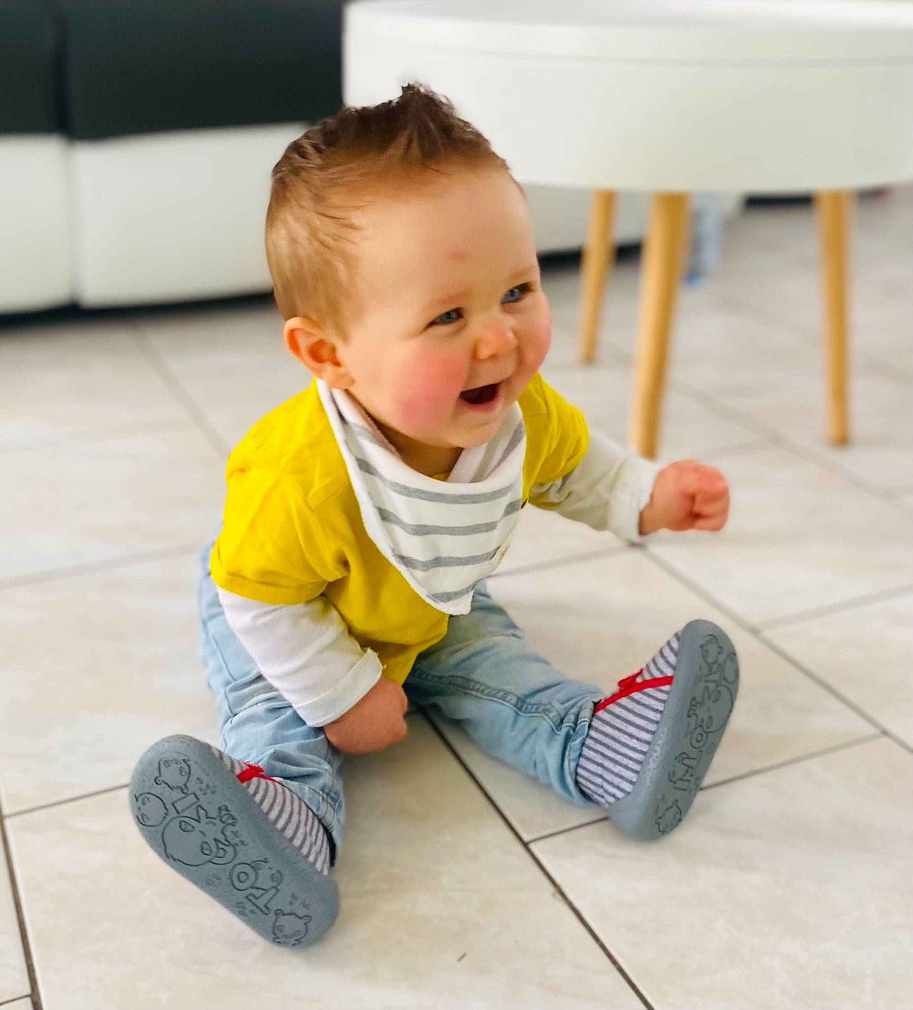 Gabin a rejoint le concours — aidez-le/la à gagner de superbes lots ! baby, baby_toddler_clothing, floor, flooring, happy, hardwood, head, human_leg, joint, knee, leg, person, shoe, skin, sleeve, smile, sneakers, standing, toddler, wood