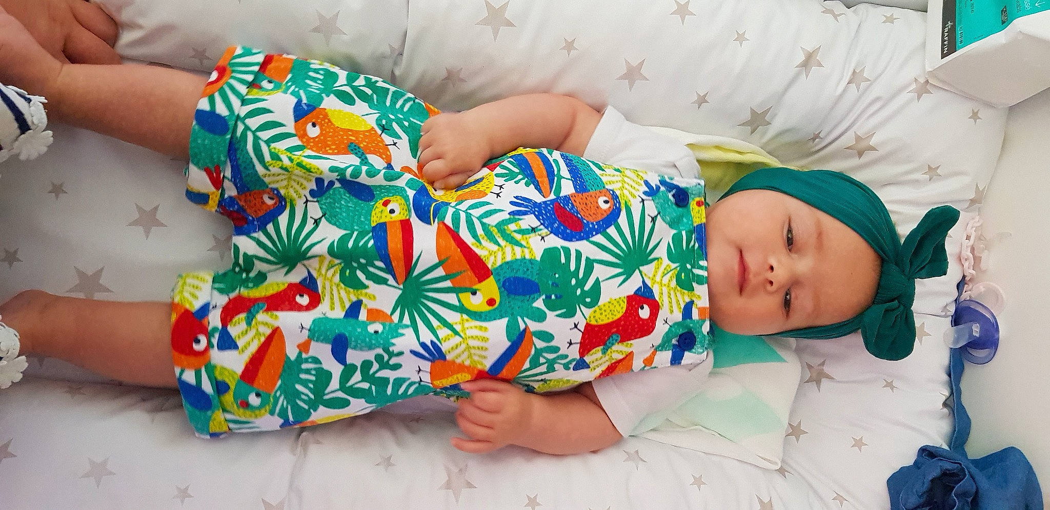 Joyce a rejoint le concours — aidez-le/la à gagner de superbes lots ! baby, baby_sleeping, baby_toddler_clothing, child, comfort, couch, finger, happy, hat, headwear, human_body, joint, linens, pattern, person, product, skin, sleeve, summer, t_shirt