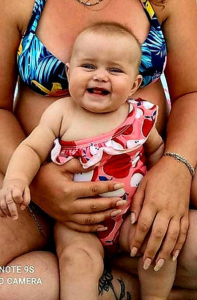 Joyce a rejoint le concours — aidez-le/la à gagner de superbes lots ! arm, baby, blue, cheek, eye, face, gesture, hairstyle, happy, head, human_body, joy, leg, muscle, organ, person, photograph, skin, smile, stomach