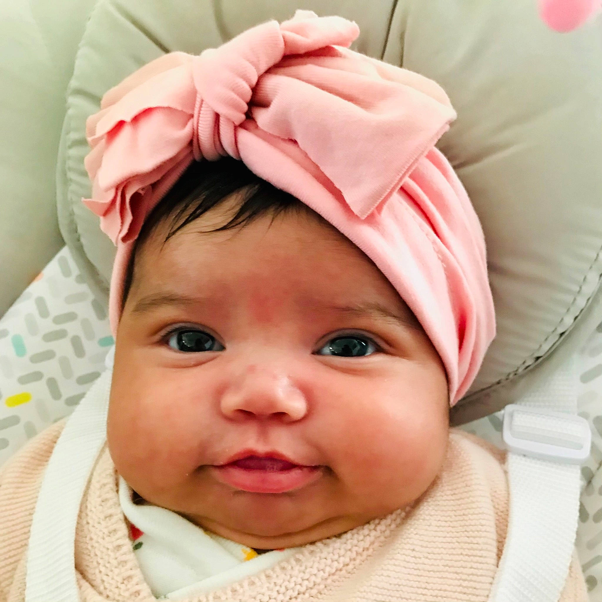 Karla a rejoint le concours — aidez-le/la à gagner de superbes lots ! baby, cheek, child, comfort, ear, eyebrow, eyelash, face, facial_expression, fashion_accessory, happy, headwear, linens, lip, nose, person, pink, skin, smile, textile