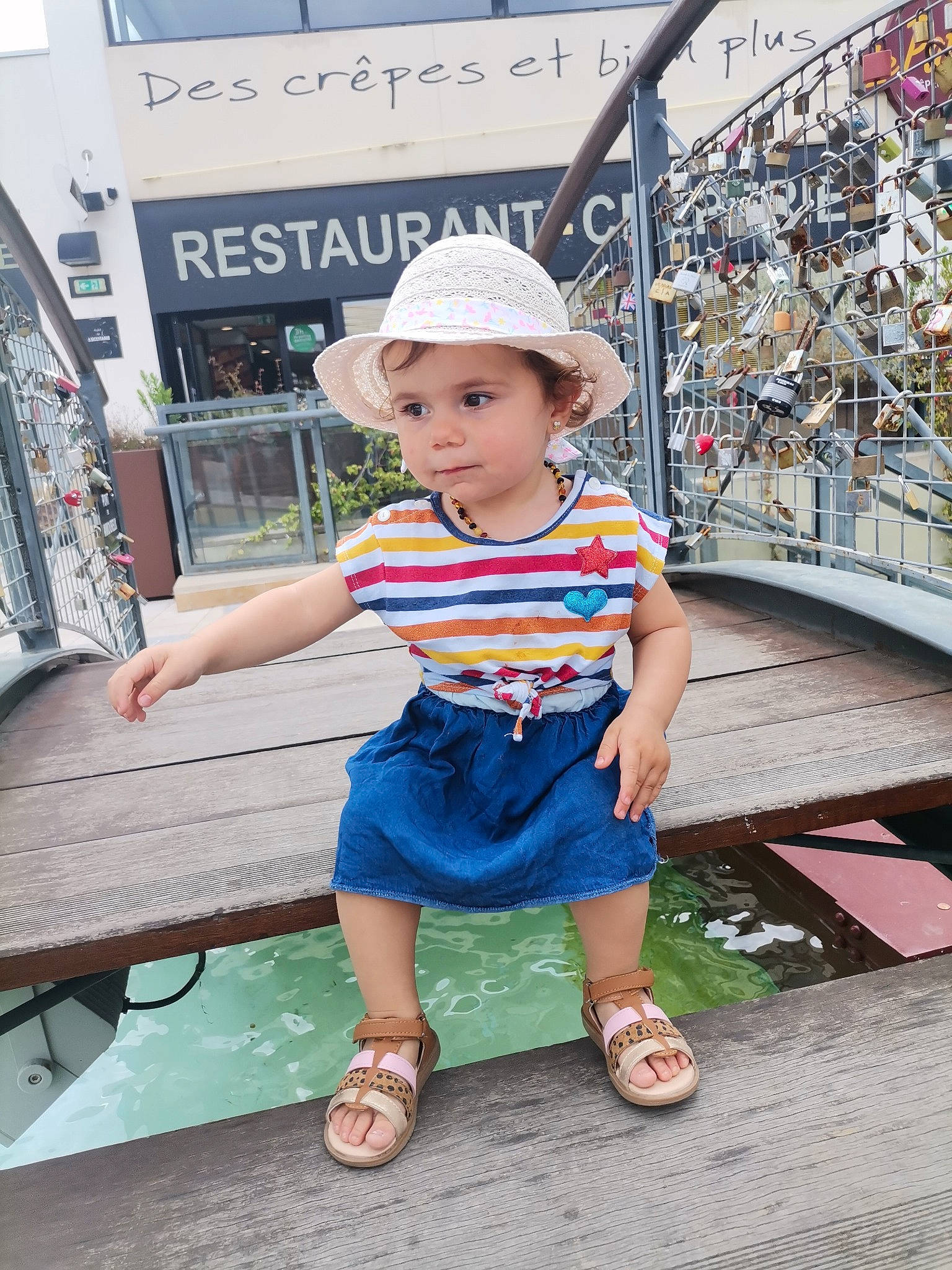 Tessa participe au concours pour gagner de l'argent avec cette photo : baseball_cap, cap, child, clothing, electric_blue, eyewear, footwear, fun, happy, hat, headwear, leisure, person, recreation, sandal, shoe, sleeve, sneakers, street_fashion, sun_hat