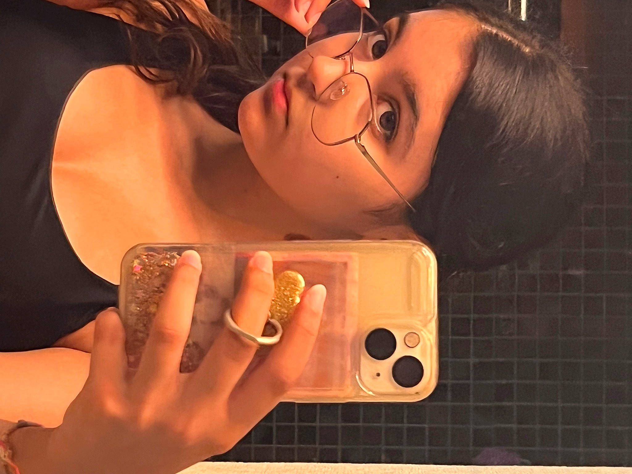 Ava participe au concours pour gagner de l'argent avec cette photo : chin, ear, eyebrow, eyelash, eyewear, finger, flash_photography, gesture, hand, head, jaw, lip, mouth, musical_instrument, nail, neck, nose, person, skin, thumb