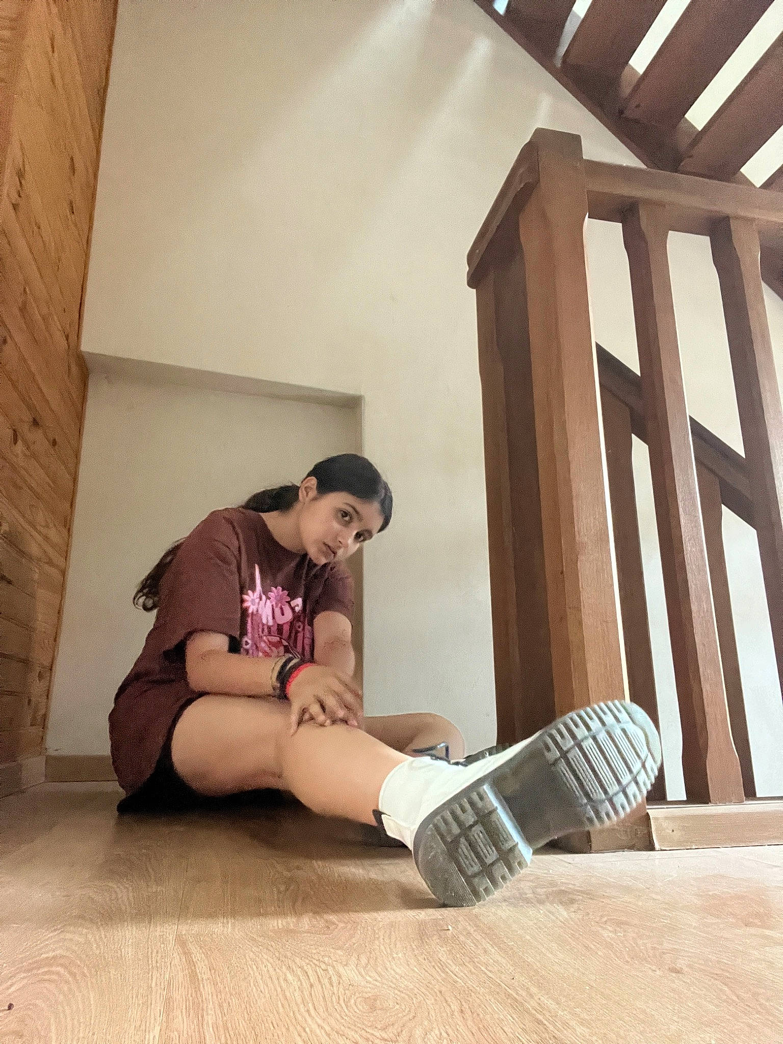 Ava a rejoint le concours — aidez-le/la à gagner de superbes lots ! comfort, eyewear, floor, flooring, hardwood, house, human_leg, knee, leg, luggage_and_bags, person, shoe, shorts, sitting, sneakers, stairs, t_shirt, thigh, wood, wood_flooring