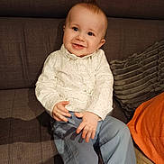 Louison a rejoint le concours — aidez-le/la à gagner de superbes lots ! baby, child, couch, cozy, cute, fabric, face, footwear, hair, hand, happy, home, indoor, infant, pants, pillow, portrait, shirt, sitting, smile