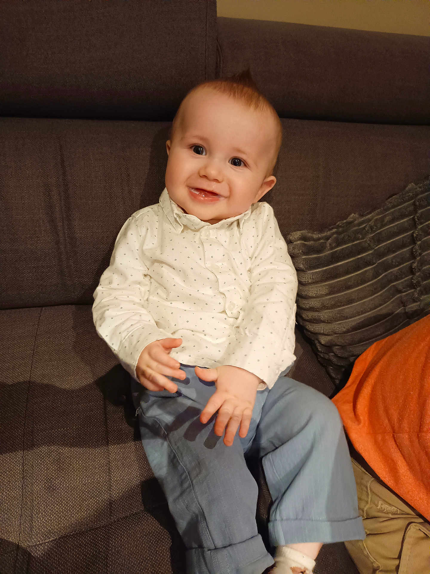 Louison a rejoint le concours — aidez-le/la à gagner de superbes lots ! baby, child, couch, cozy, cute, fabric, face, footwear, hair, hand, happy, home, indoor, infant, pants, pillow, portrait, shirt, sitting, smile