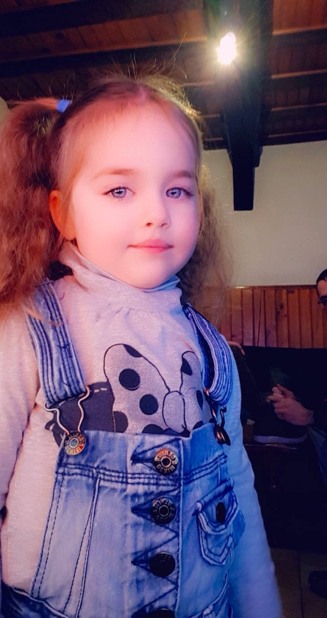 Léona a rejoint le concours — aidez-le/la à gagner de superbes lots ! baby_toddler_clothing, brown_hair, cheek, cool, electric_blue, eyelash, fun, hair, happy, iris, lip, long_hair, neck, nose, pattern, person, skin, sleeve, street_fashion, t_shirt