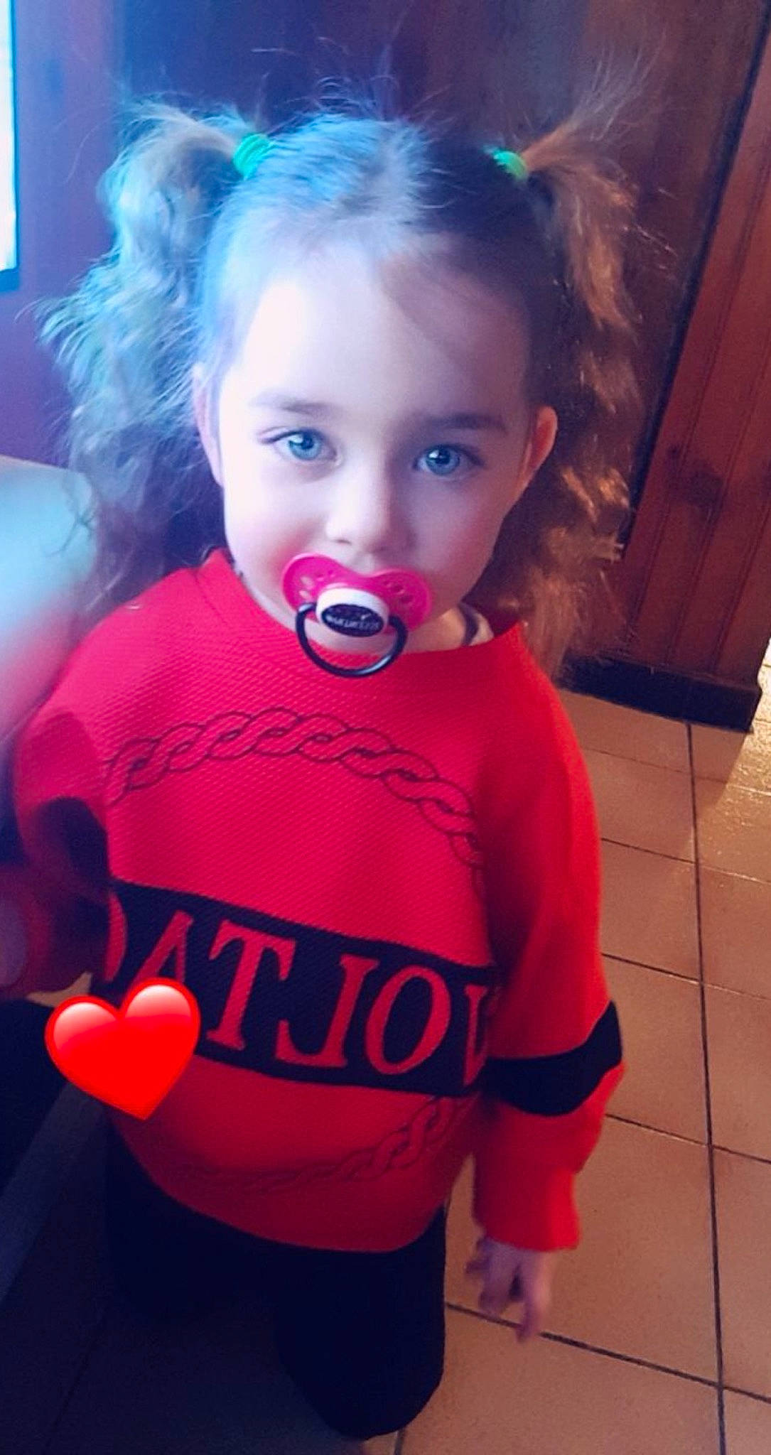 Léona a rejoint le concours — aidez-le/la à gagner de superbes lots ! arm, baby_toddler_clothing, blue, eyebrow, eyelash, face, facial_expression, flash_photography, hairstyle, happy, head, human, human_body, iris, lip, mouth, neck, person, pink, skin