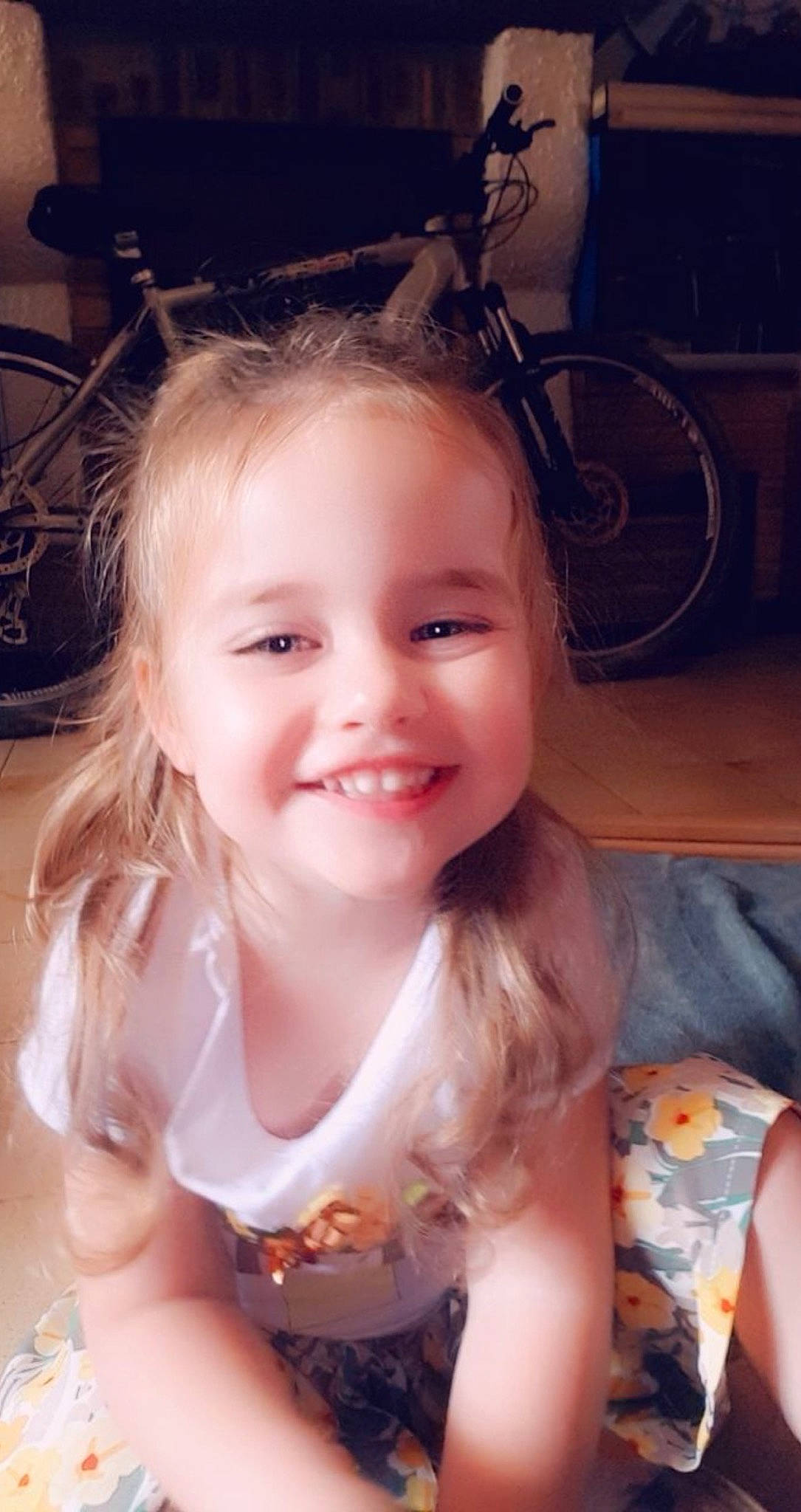 Léona participe au concours pour gagner de l'argent avec cette photo : bicycle, bicycle_wheel, cheek, eyelash, finger, flash_photography, fun, hair, hairstyle, happy, iris, jaw, joy, lip, mouth, nose, person, skin, smile, tire