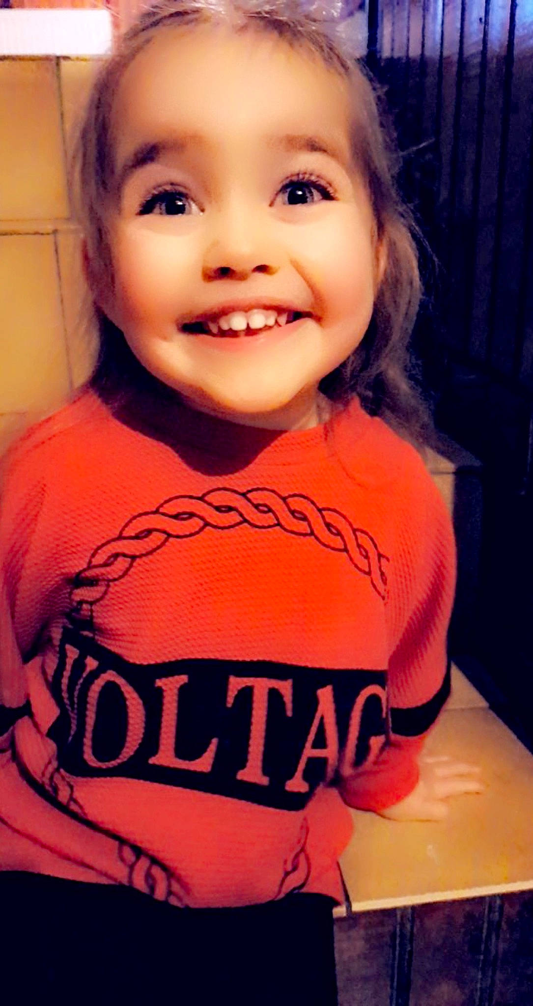 Léona participe au concours pour gagner de l'argent avec cette photo : arm, cheek, chin, eye, eyebrow, face, facial_expression, forehead, hair, hairstyle, head, joy, lip, mouth, muscle, neck, nose, organ, person, shoulder