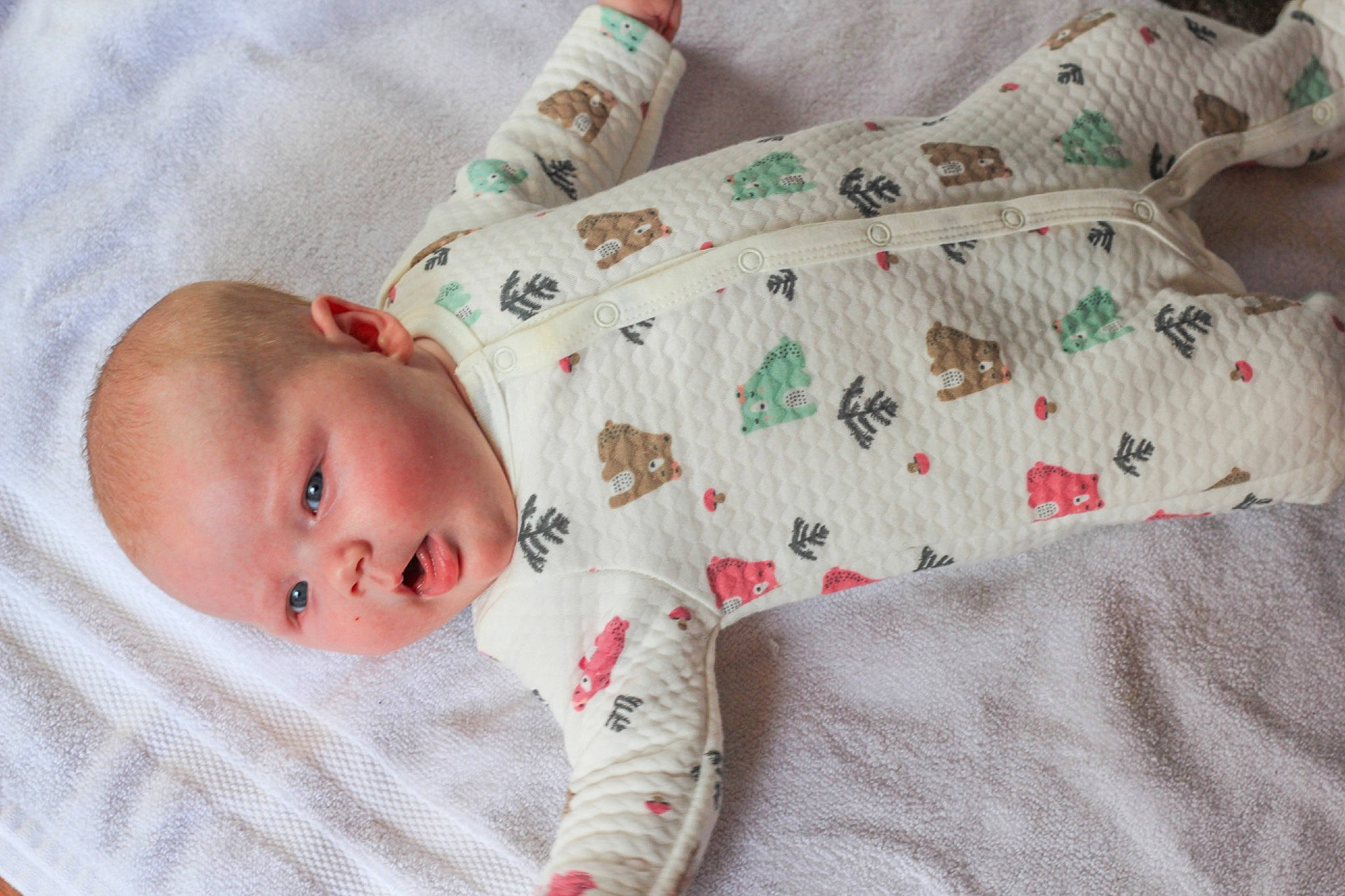 Océane a rejoint le concours — aidez-le/la à gagner de superbes lots ! baby, baby_products, baby_safety, baby_sleeping, baby_toddler_clothing, bedding, bedtime, child, comfort, face, head, human_body, linens, pattern, person, room, skin, sleeve, textile, toddler