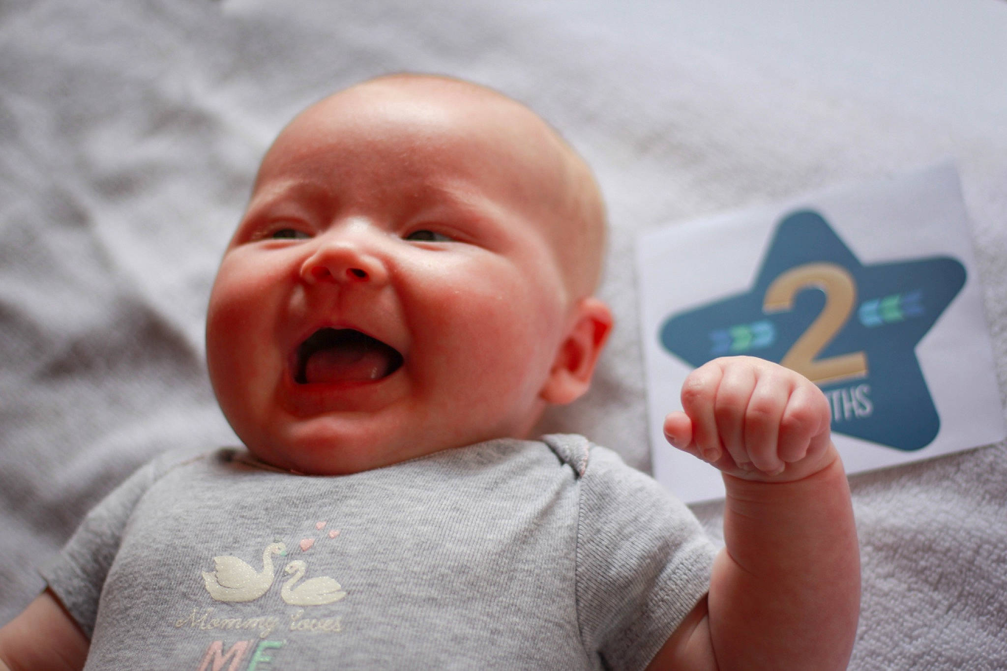 Océane participe au concours pour gagner de l'argent avec cette photo : baby, baby_toddler_clothing, cheek, child, cloud, comfort, finger, fun, gesture, happy, laugh, linens, nose, person, portrait_photography, skin, sky, sleeve, smile, thumb