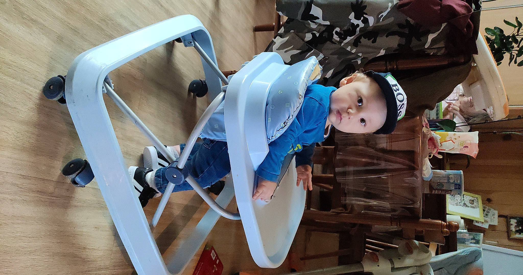 Marley participe au concours pour gagner de l'argent avec cette photo : auto_part, automotive_exterior, baby, baby_carriage, baby_products, child, design, electric_blue, engineering, hat, headwear, machine, person, personal_protective_equipment, room, t_shirt, toddler, wheel, wood