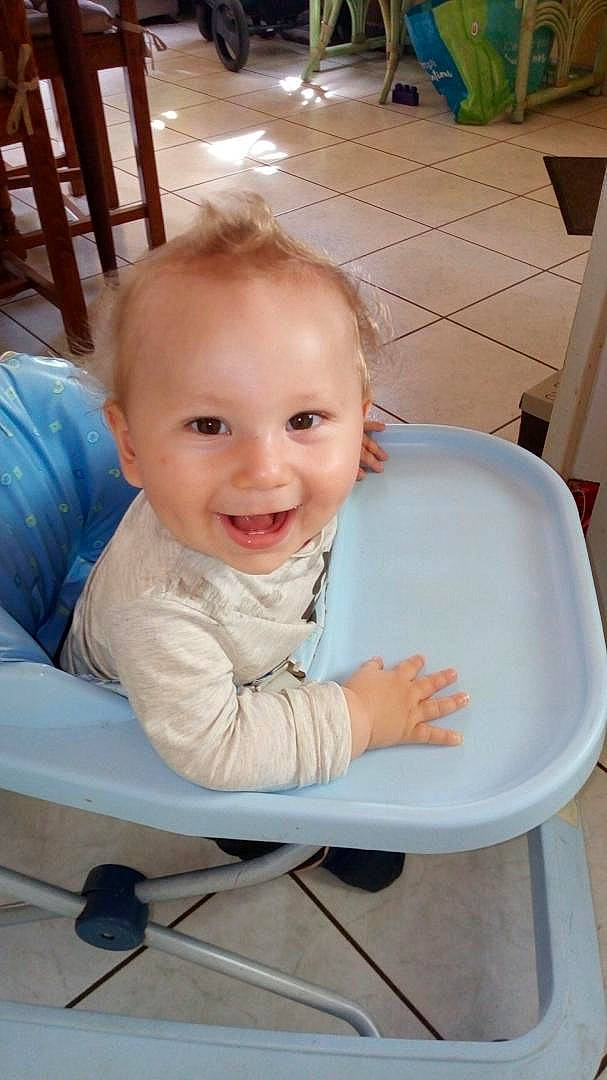 Marley a rejoint le concours — aidez-le/la à gagner de superbes lots ! baby, baby_laughing, baby_toddler_clothing, chair, cheek, child, chin, comfort, eye, face, flooring, hair, happy, head, iris, joy, leisure, person, skin, smile