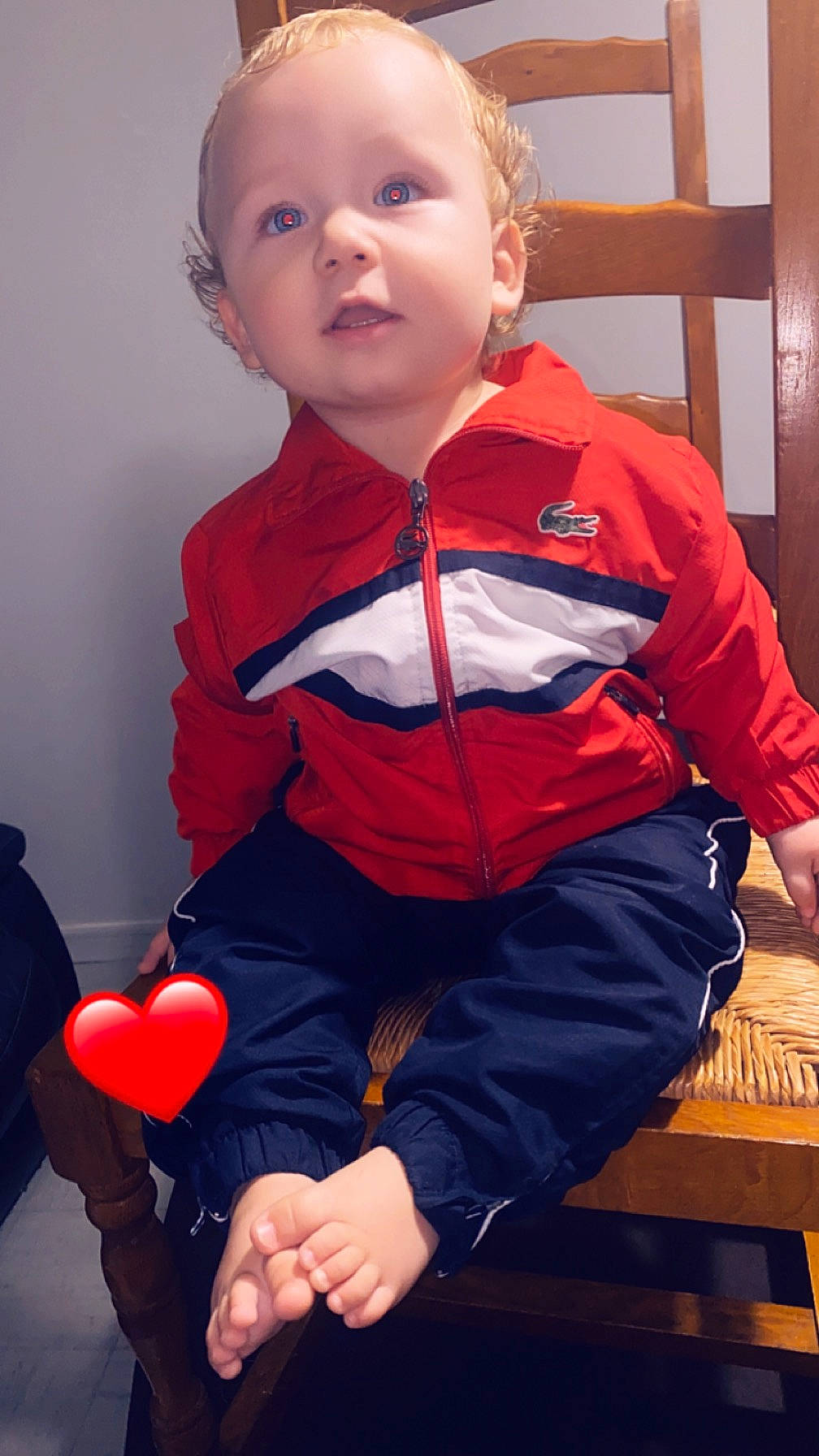 Lyvio a rejoint le concours — aidez-le/la à gagner de superbes lots ! baby, baby_toddler_clothing, balloon, cheek, comfort, electric_blue, fun, happy, lap, nose, orange, organ, person, red, sitting, sleeve, standing, thigh, toddler, white