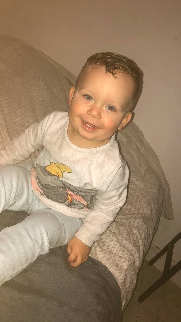 Lyvio a rejoint le concours — aidez-le/la à gagner de superbes lots ! arm, baby, baby_toddler_clothing, cheek, comfort, flash_photography, floor, flooring, hair, iris, joy, leg, lip, mouth, nose, person, skin, sleeve, smile, t_shirt