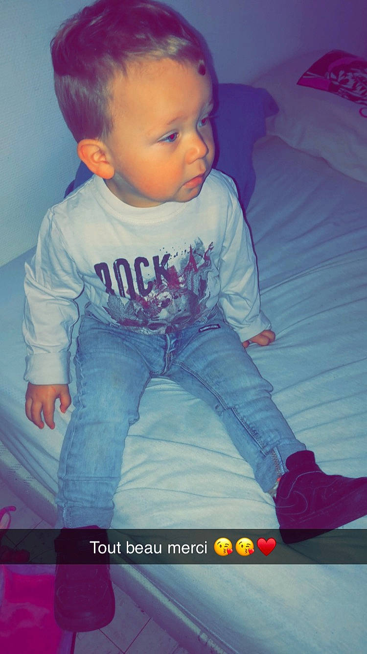 Lyvio a rejoint le concours — aidez-le/la à gagner de superbes lots ! baby, baby_toddler_clothing, cheek, child, cool, electric_blue, finger, flooring, fun, hairstyle, happy, head, human_body, nose, person, sitting, skin, sleeve, standing, t_shirt