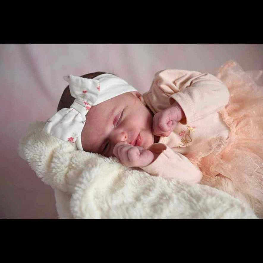 Zoé a rejoint le concours — aidez-le/la à gagner de superbes lots ! architecture, baby, bed, bedroom, blanket, building, clothing, face, furniture, glove, head, homedecor, indoors, newborn, person, photography, portrait, quilt, room, sleeping