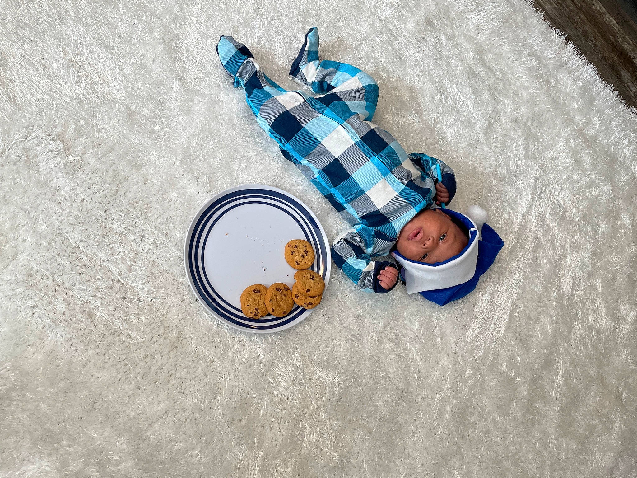 Caisyn is registered to the contest to win money with this photo: circle, denim, electric_blue, eyewear, fashion_accessory, flooring, headwear, linens, pattern, person, plastic, plastic_bottle, shadow, sunglasses, tartan, water_bottle, wood, wrist