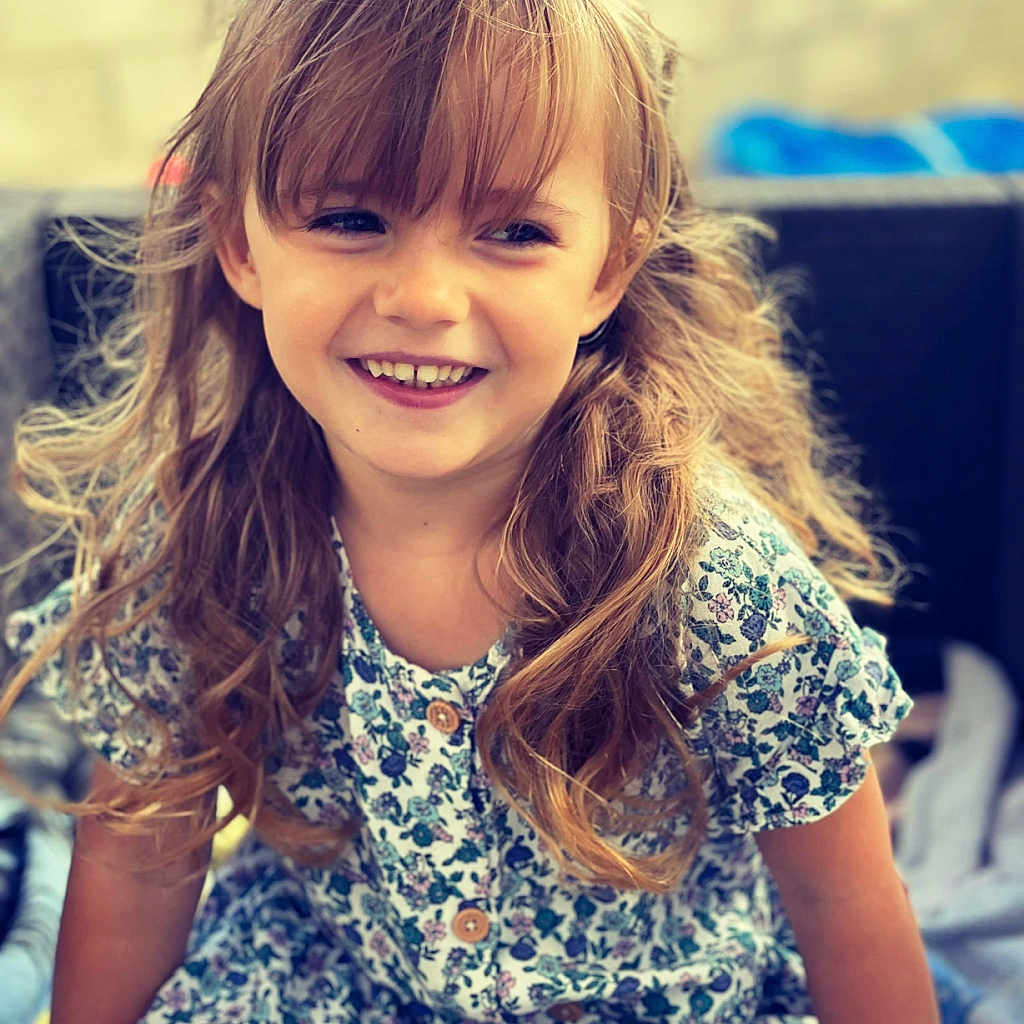 Thaïssya participe au concours pour gagner de l'argent avec cette photo : candid, casual, child, childhood, curly_hair, cute, face, floral_dress, girl, happy, joyful, nature, outdoor, person, playful, portrait, pretty, smiling, sunlight, young