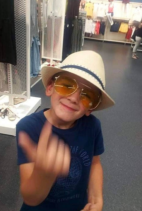Bastien participe au concours pour gagner de l'argent avec cette photo : cap, eyewear, fashion_accessory, flooring, fun, glasses, goggles, happy, hat, headgear, headwear, joy, mechanical_fan, person, personal_protective_equipment, room, smile, sun_hat, sunglasses, thumb